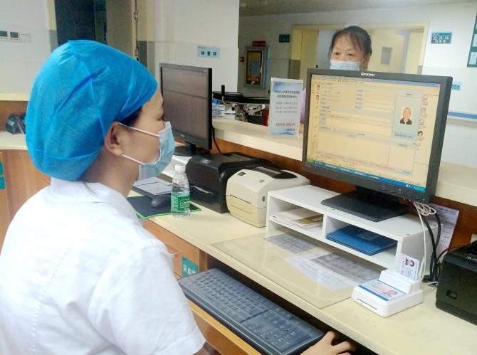 “互聯(lián)網(wǎng)+醫(yī)?！?人民醫(yī)院引進(jìn)身份證社?？ㄗx卡器